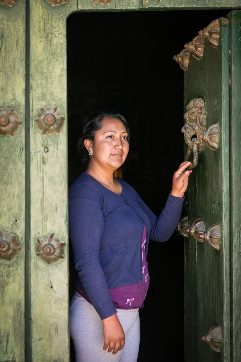 Una de las cuidadoras de la iglesia Nuestra Señora del Rosario y San Francisco de Asís, que data de 1682 y se conserva en su estado original.