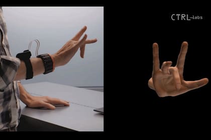 Una de las demostraciones de CTRL Labs con la pulsera que interpreta los movimientos e impulsos eléctricos de los músculos del brazo, sin necesidad de utilizar implantes neuronales