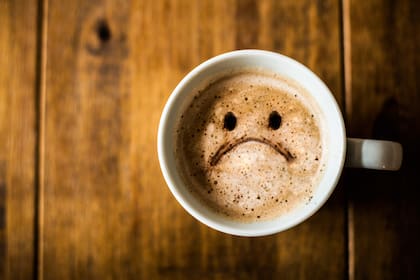 Una de las desventajas del café es que poco a poco va manchando los dientes, ocasionando una tonalidad amarillenta en el esmalte