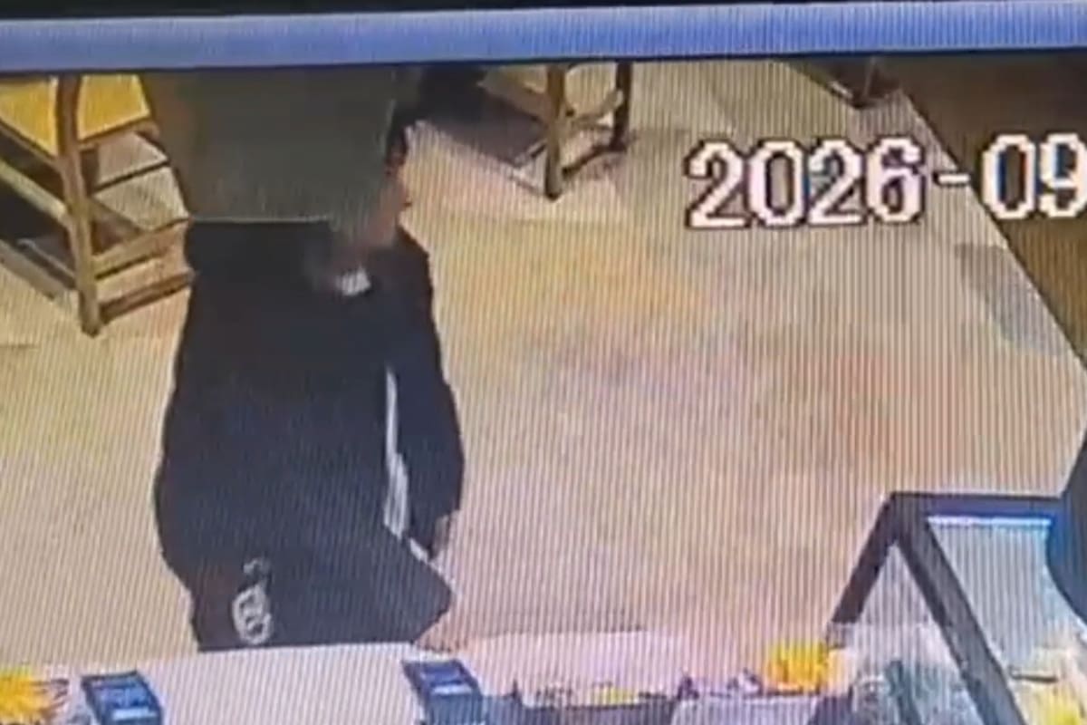 Una de las detenidas, comprando un café en Starbucks