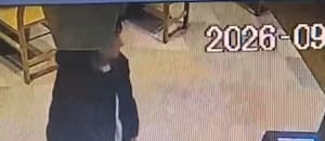 El video del momento en que hacían compras con las tarjetas robadas a un reconocido abogado