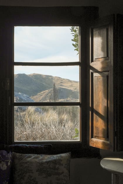 "Una de las discusiones que tuve con mi amigo arquitecto que me asesoró fue por las ventanas. Yo quería ventanales y el sostenía que no tenía sentido porque necesitaba más resguardo y en la sierra casi no entrás a la casa. Las vistas son parte de la vida", cuenta su dueño.