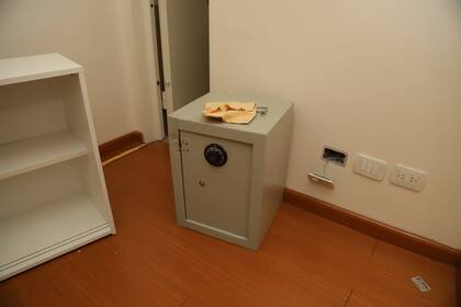 Una de las dos cajas fuertes en la oficina de Muñoz