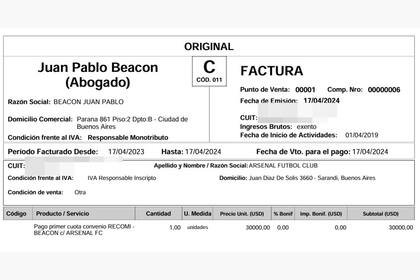 Una de las dos facturas en dólares que presentó Juan Pablo Beacon, ex directivo de la AFA, por su asesoramiento a Arsenal de Sarandí, el club de los Grondona