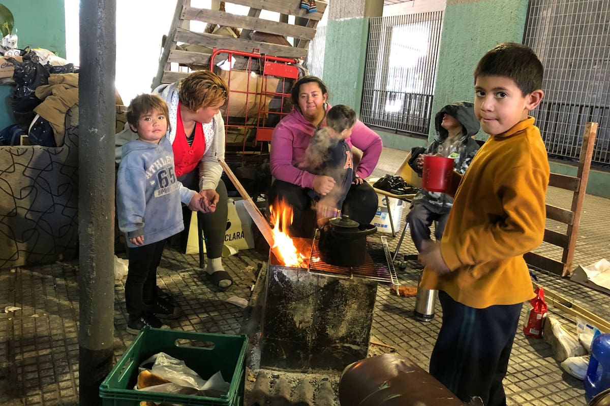 Una de las dos familias que viven debajo de Puente Saavedra.