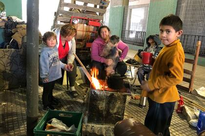 Una de las dos familias que viven debajo de Puente Saavedra.
