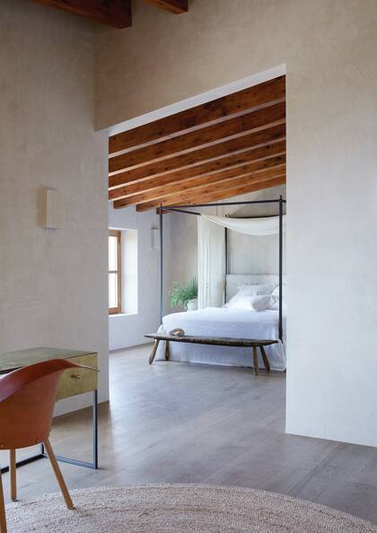 Una de las dos habitaciones principales. Ambas tienen la cama alejada del escritorio y el baño en suite