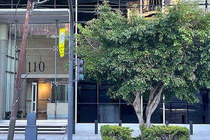 Una de las dos oficinas de la financiera