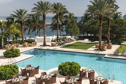 Una de las dos piletas del St. Regis Bal Harbour está diseñada para familias, mientras que la otra es exclusiva para mayores de 18 años