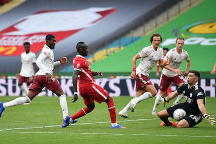 Una de las dos tapadas fundamentales de Martínez ante el senegalés Sadio Mane: fue en el segundo tiempo y el arquero argentino defendió con dos atajadas el cero en su arco.