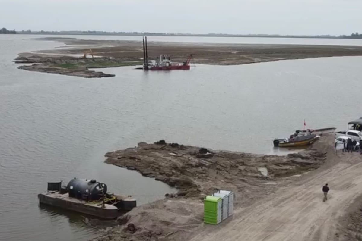 Una de las dragas que trabaja en la ampliación y profundización del cauce del río Salado.