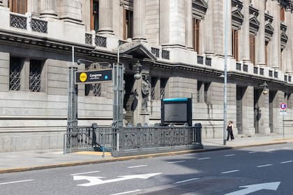 Una de las entradas a la estación que cierra, en el centro cívico de la ciudad