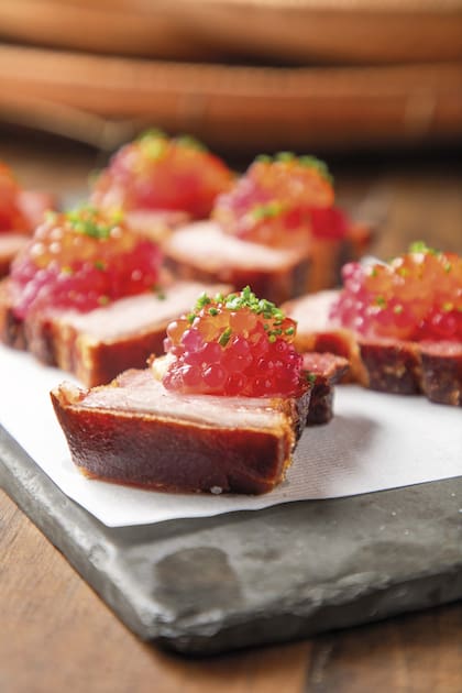 Una de las entradas más pedidas en Dalva e Dito: panceta e huevas de salmón, con un leve toque dulce de cupuacú