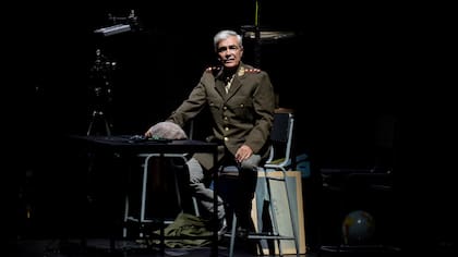 Una de las escenas de Campo minado, el montaje que tuvo que reponerse a un reemplazo, a la incertidumbre que generó el cambio de directivos del Complejo Teatral y un robo dos días antes de su nueva temporada porteña