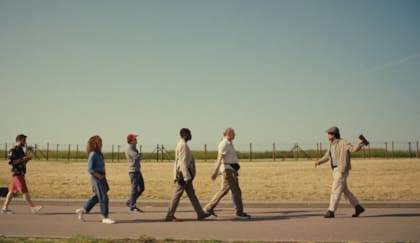Una de las escenas más emotivas ocurre durante la visita al campo de concentración de Majdanek. Jessie Eisenberg comentó que “las escenas de este campo de concentración no se vieron en ninguna película sobre el Holocausto. Pero mi propia familia proviene de aquí".