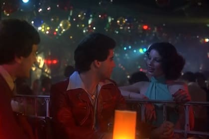 Una de las escenas que comparten Fran Drescher y John Travolta en "Fiebre de sábado por la noche"