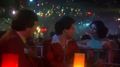 Una de las escenas que comparten Fran Drescher y John Travolta en Fiebre de sábado por la noche, el debut de la actriz en cine