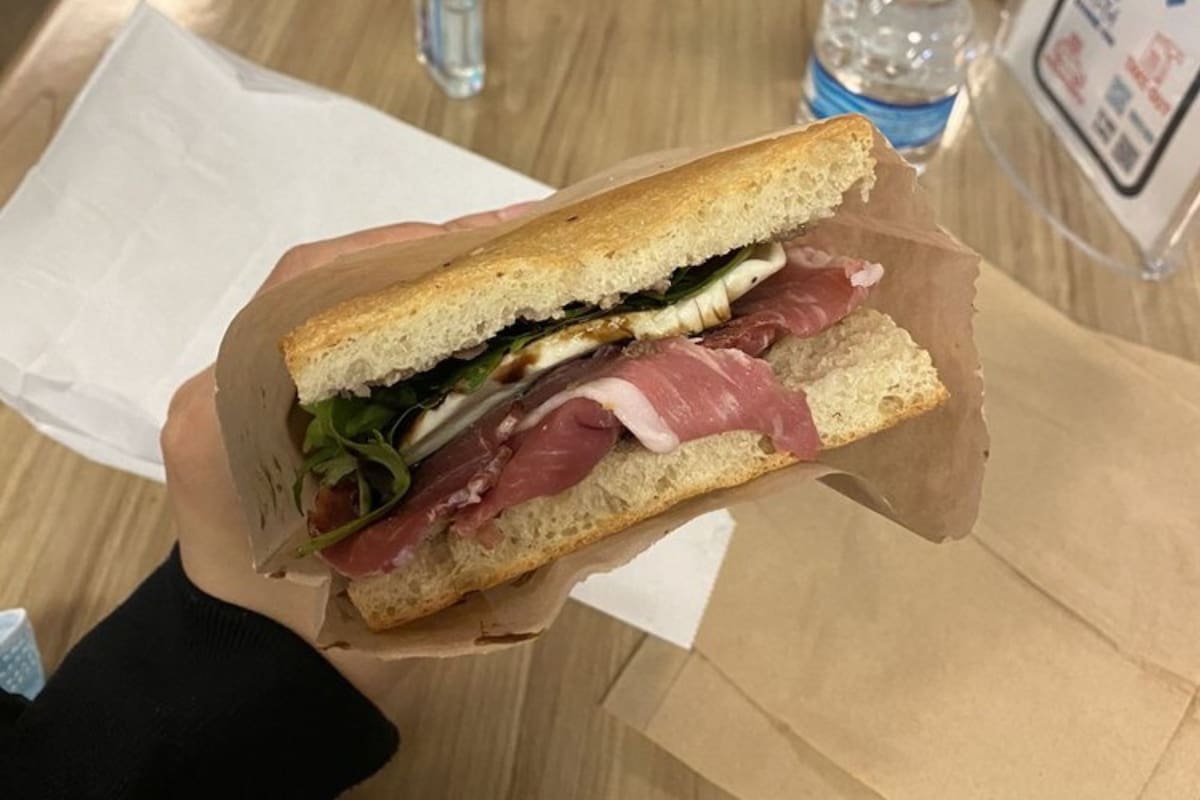 Una de las especiales de la casa: el sandwich de prosciutto y mozzarella