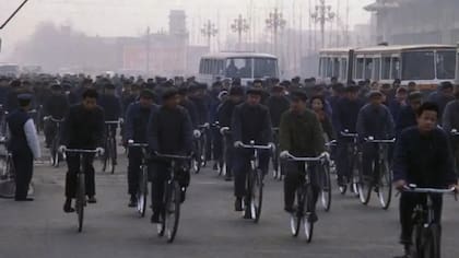 Una de las estampas comunes en el Pekín de 1978: la avenida Chang An repleta de bicicletas