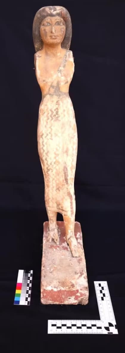 Una de las estatuillas que se encontraron en la tumba