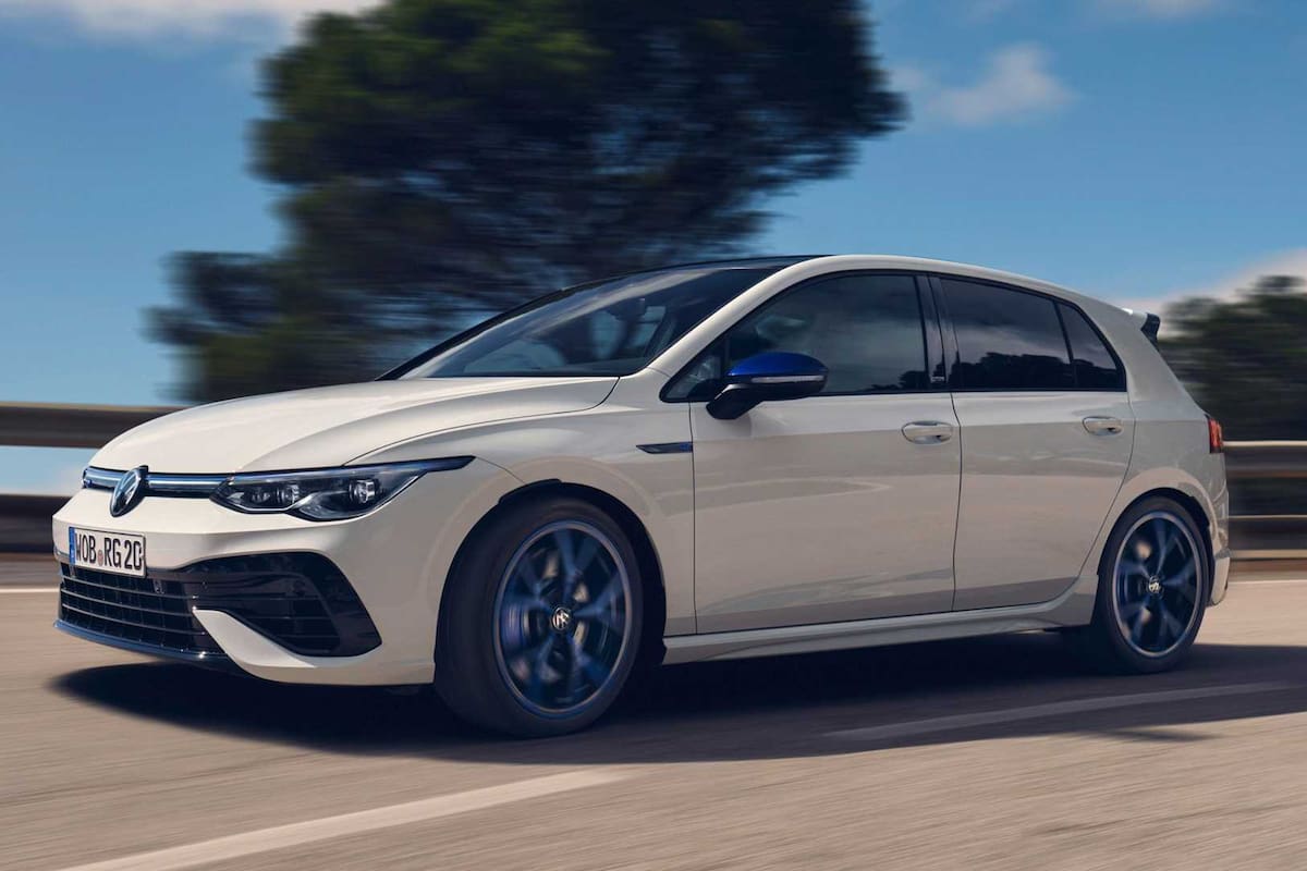 Una de las estéticas con las que se ofrece el Volkswagen Golf R 20 Aniversario: blanco y con llantas azules