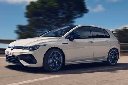 Una de las estéticas con las que se ofrece el Volkswagen Golf R 20 Aniversario: blanco y con llantas azules