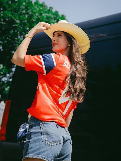 Una de las estrellas de este Mundial es el noruego Erling Haaland. El delantero lleva siete goles en el Mundial 2026 y tiene a su fan #1: es Isabel Haugseng Johansen, su esposa de 22 años, que lo alienta desde la platea vestida como una cowgirl.