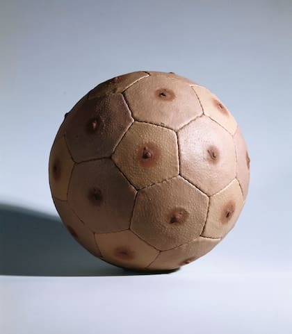 Pelota de fútbol de tetillas masculinas creada por Nicola Costantino