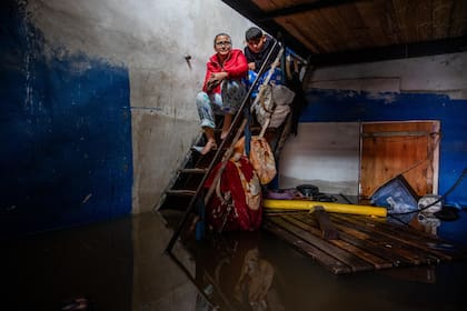 Una de las familias afectada por las inundaciones en el barrio San Cayetano en el límite entre Zárate y Campana en 2025