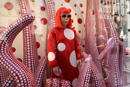 Una de las figuras que recrearon a Kusama en las vidrieras de Louis Vuitton