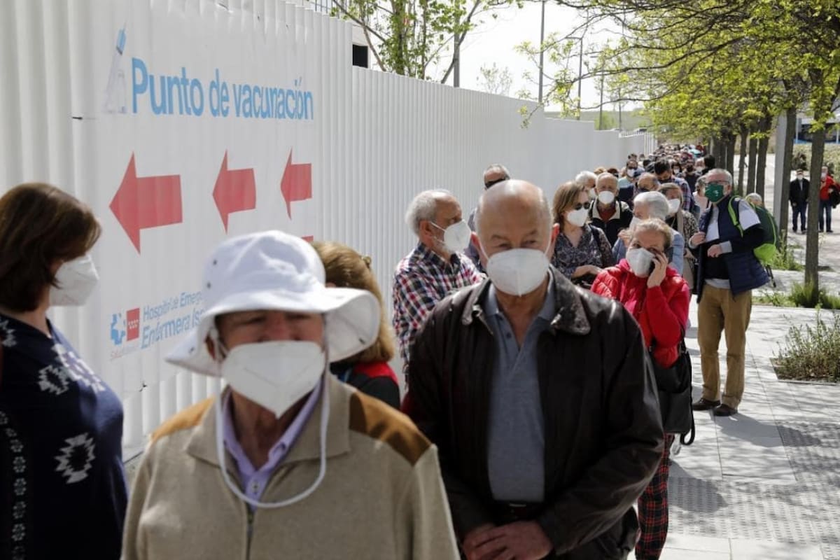 Una de las filas para darse la vacuna en Madrid