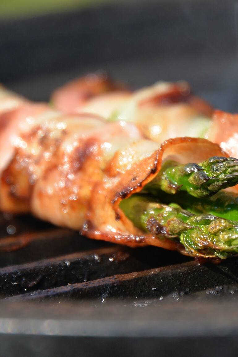 Envueltos en tiras de panceta o jamón crudo y grillados