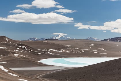 Una de las formas de referirse al celeste en inglés es "sky blue", que proviene de la asociación de este color con el cielo