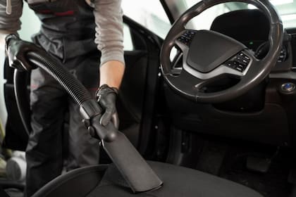 Una de las formas más efectivas de mantener el interior del auto limpio es aspirándolo regularmente