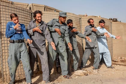 Una de las fotografías de Abd exhibidas en Arthaus: policías afganos entrenan en una base militar estadounidense en Kandahar, Afganistán, en 2010