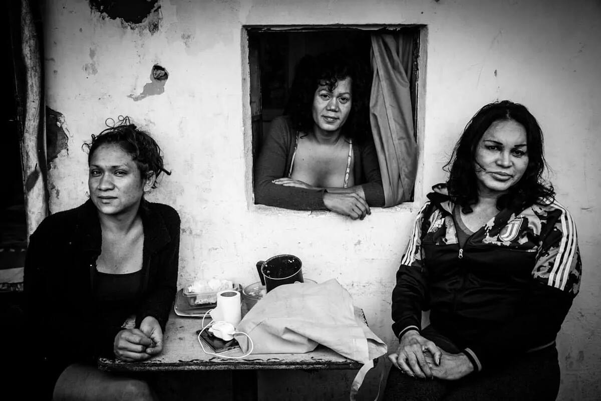 Una de las fotografías de Daniel Jayo, que retrató la vida de trabajadoras sexuales trans en hoteles precarios
