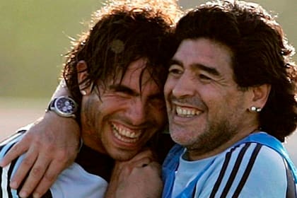 Una de las fotos con las que Carlos Tevez había saludado a Diego Maradona por su cumpleaños 60
