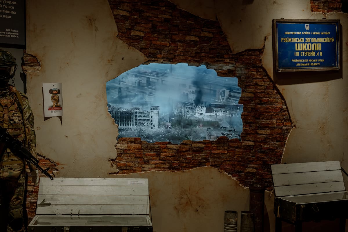 Una de las fotos ganadoras del Premio World Press Photo 2025, registrada en un museo de Ucrania