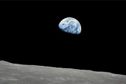 Una de las fotos más célebres de la primera etapa de la carrera espacial. La Tierra amanece sobre el horizonte lunar. Somos únicos y debemos tomar la decisión, a cada instante, de seguir siéndolo. O de comportarnos como animales