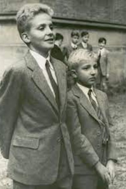 Juan Carlos junto a su hermano Alfonso