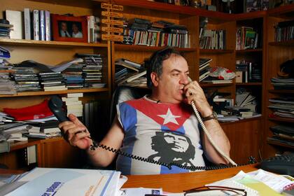 Una de las fotos más icónicas de Pascual Condito, en su mítica oficina de la calle Riobamba