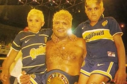 Una de las fotos más icónicas del Locomotora Castro con sus hijos es una donde evidenció su amor por Boca