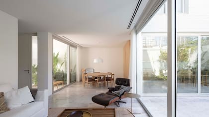 Una de las grandes apuestas fue la planta abierta en el nivel inferior: un gran espacio de casi tres metros de alto que reúne el living, el comedor y la cocina.