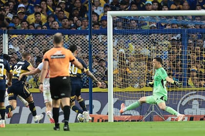 Una de las grandes atajadas de Marchesin ante Argentinos