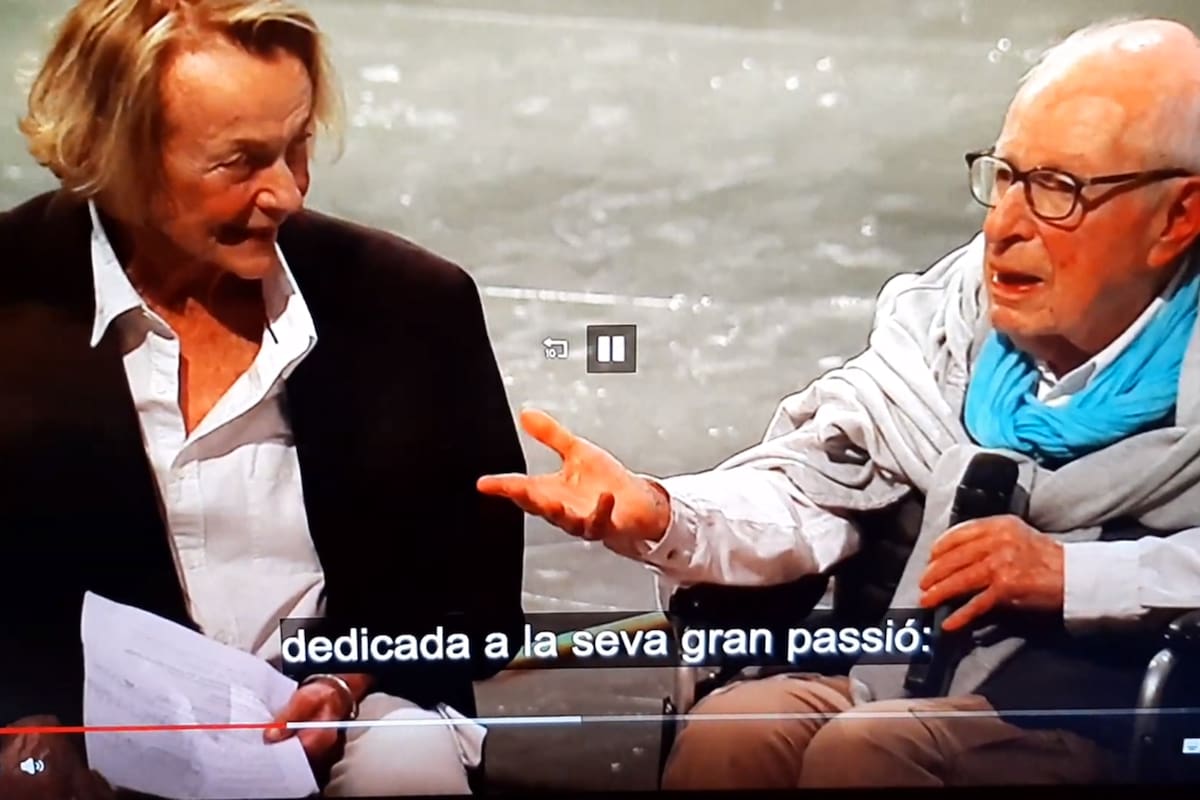 Una de las grandes figuras de la escena de Occidente habla con el público de Barcelona junto a Marilú Marini y el resto del elenco en un pasaje que fue levantado por los canales locales