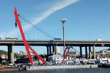 Una de las grúas flotantes de Servimagnus