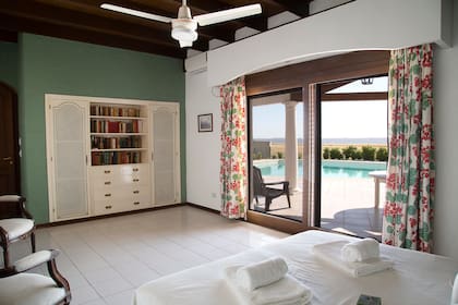 Una de las habitaciones con acceso inmediato a la piscina.