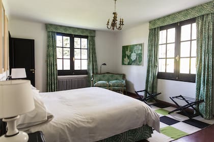 Una de las habitaciones de la hostería, cálidamente decorada