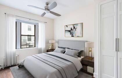 Una de las habitaciones de la residencia en la que, según la revista People, vivió Obama cuando iba a la universidad en Nueva York (Brown Harris Stevens)