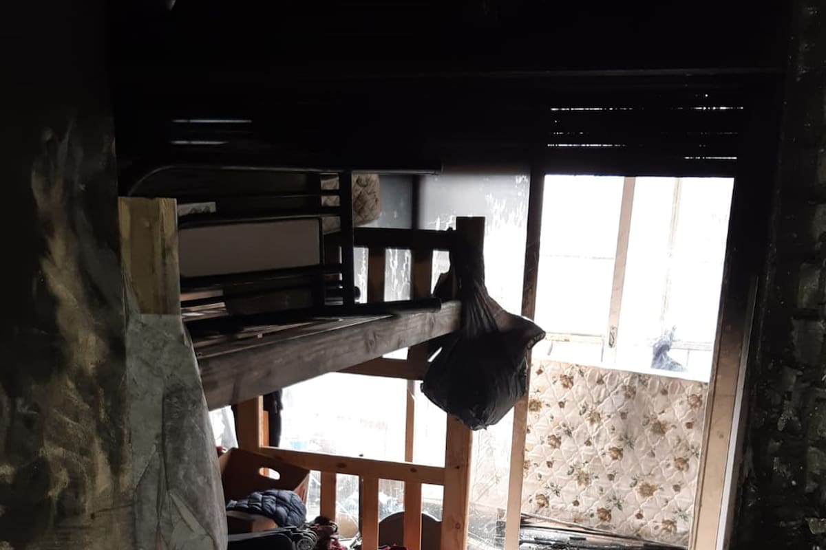 Una de las habitaciones del departamento dónde vivían las víctimas